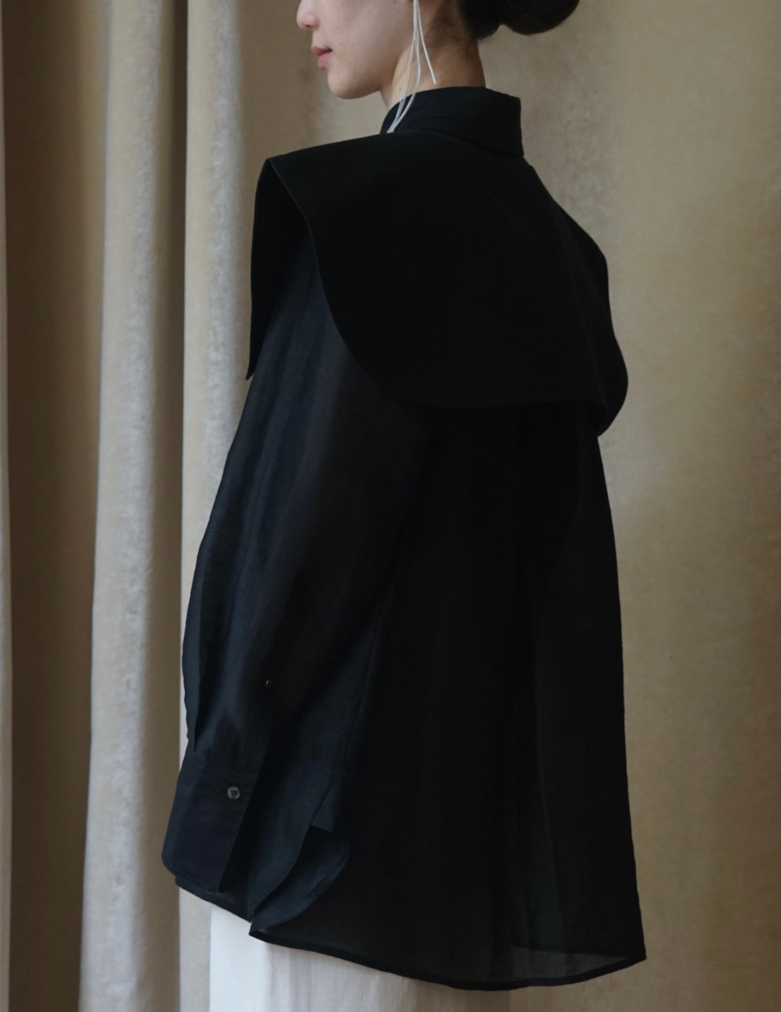 Audrey 絲麻混紡披肩領・ 黑