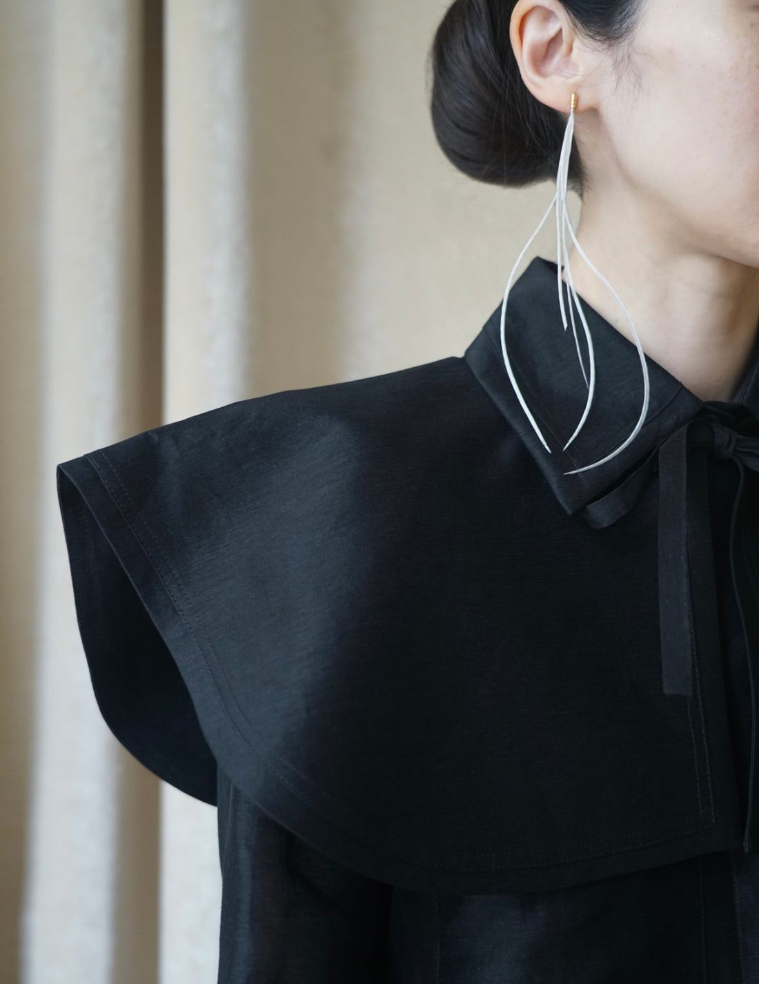 Audrey 絲麻混紡披肩領・ 黑