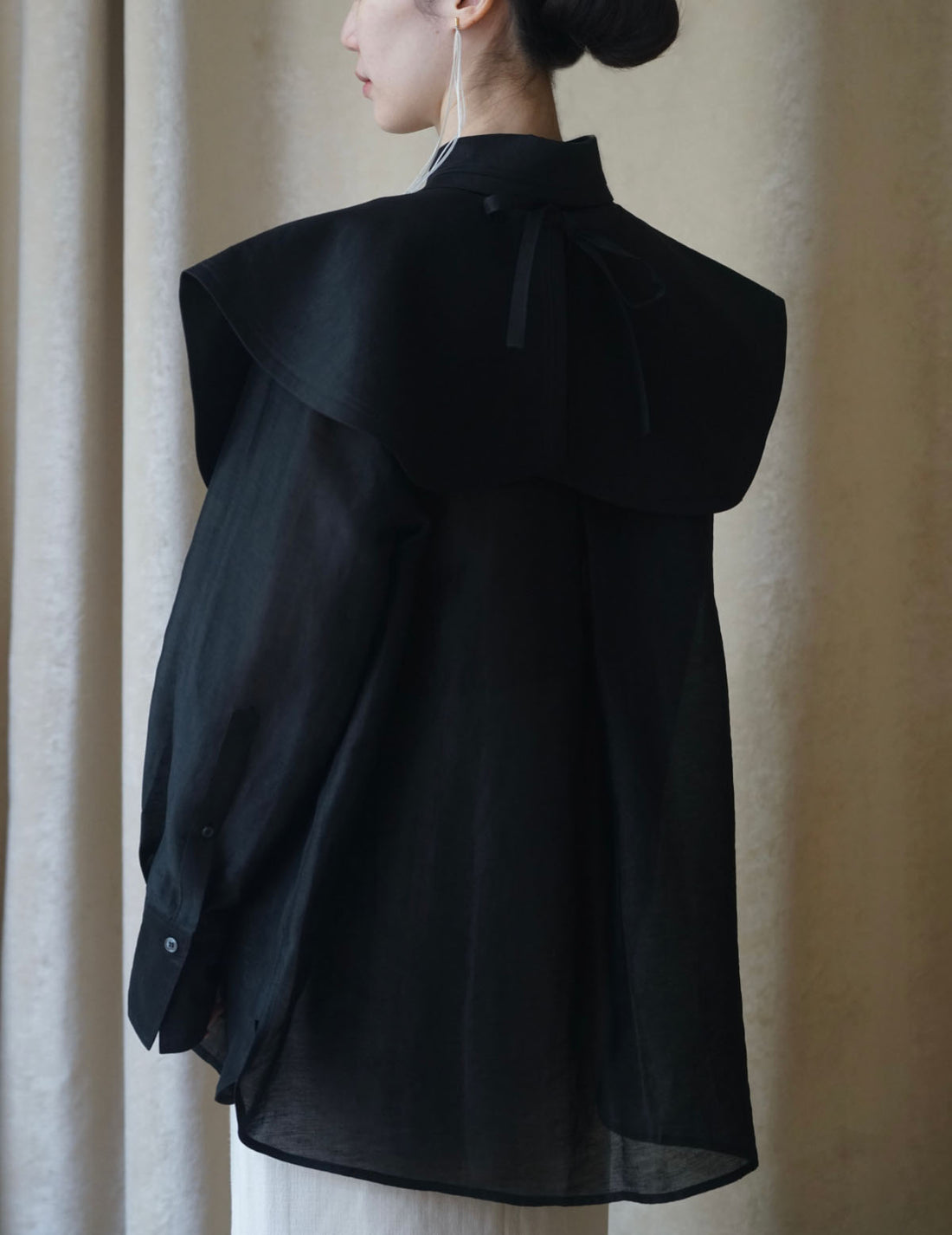 Audrey 絲麻混紡披肩領・ 黑