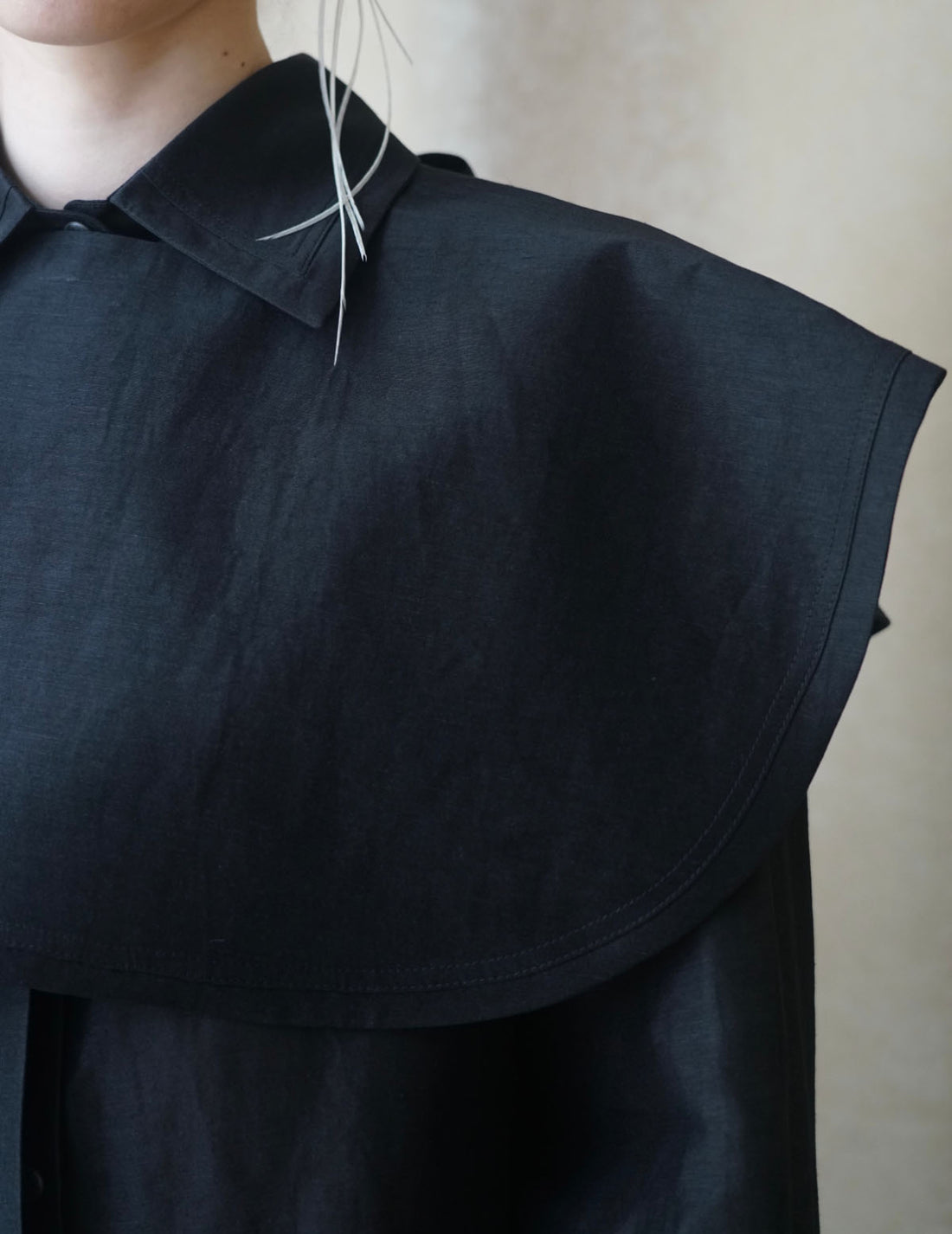 Audrey 絲麻混紡披肩領・ 黑