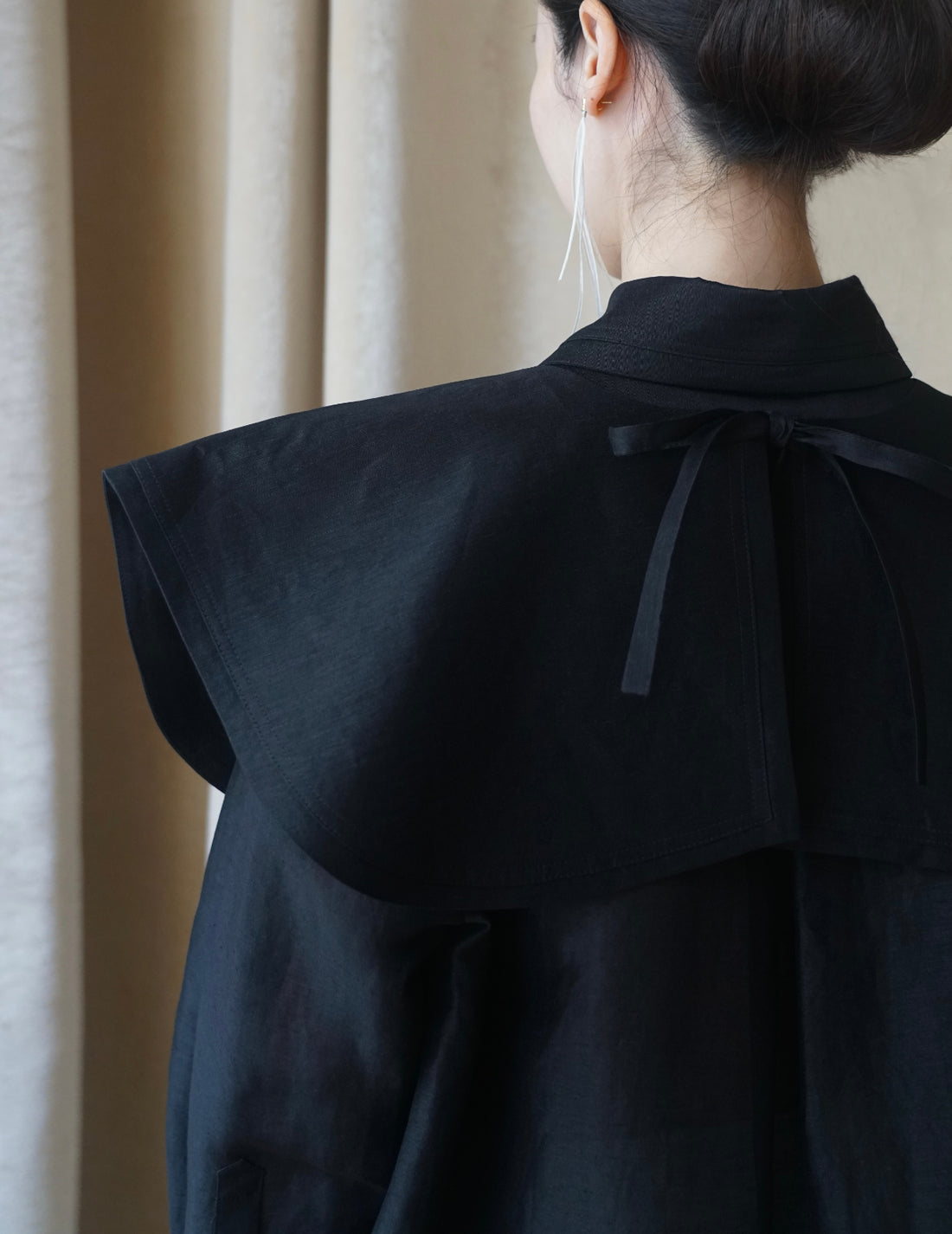 Audrey 絲麻混紡披肩領・ 黑