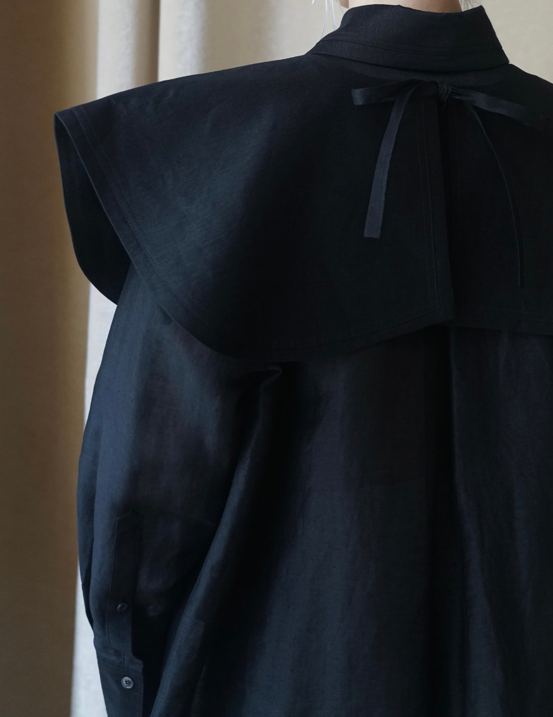 Audrey 絲麻混紡披肩領・ 黑