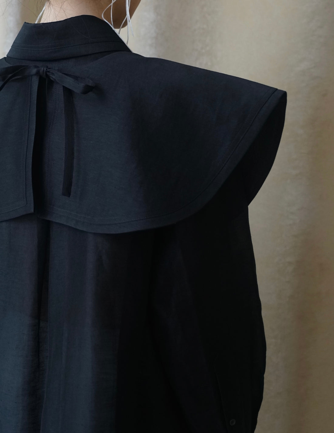 Audrey 絲麻混紡披肩領・ 黑