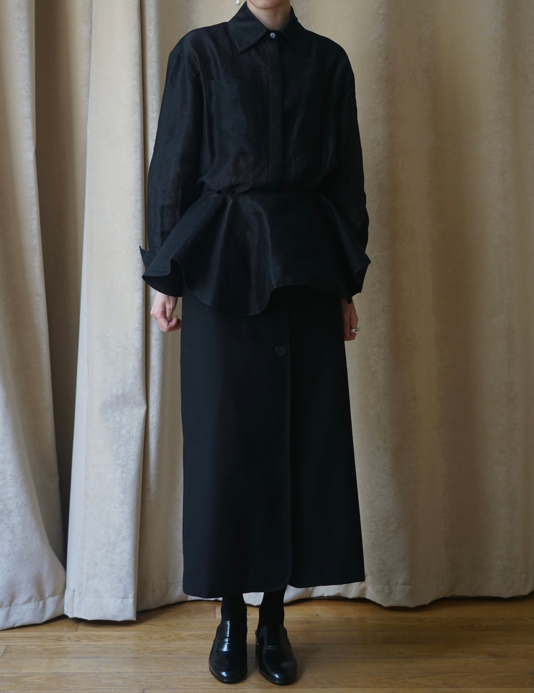 Audrey 絲麻混紡披肩領・ 黑