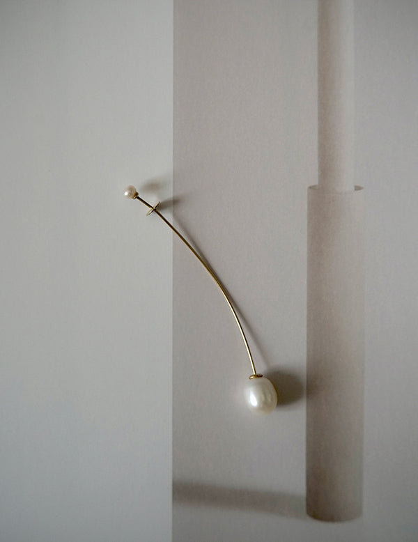 Floating Pearl Earring．Single Side