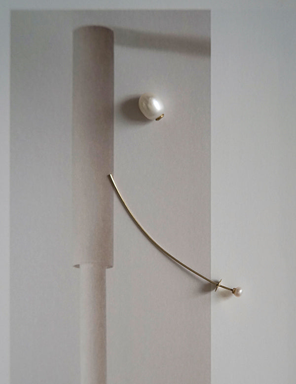 Floating Pearl Earring．Single Side
