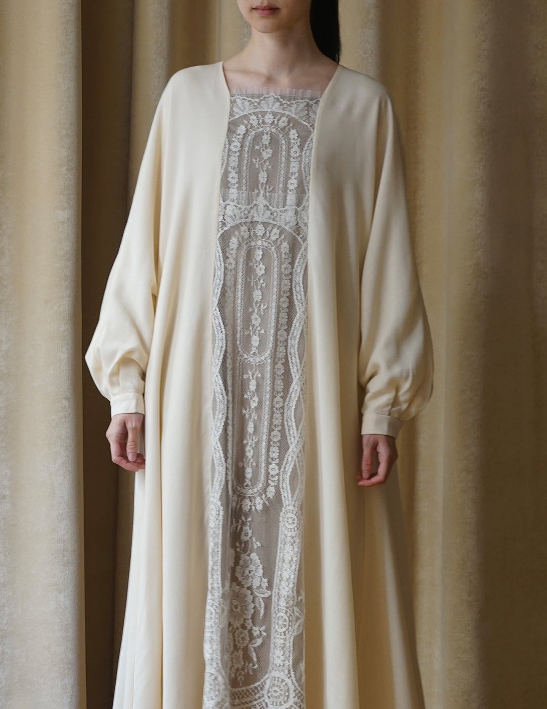 Garden lace dress．Beige