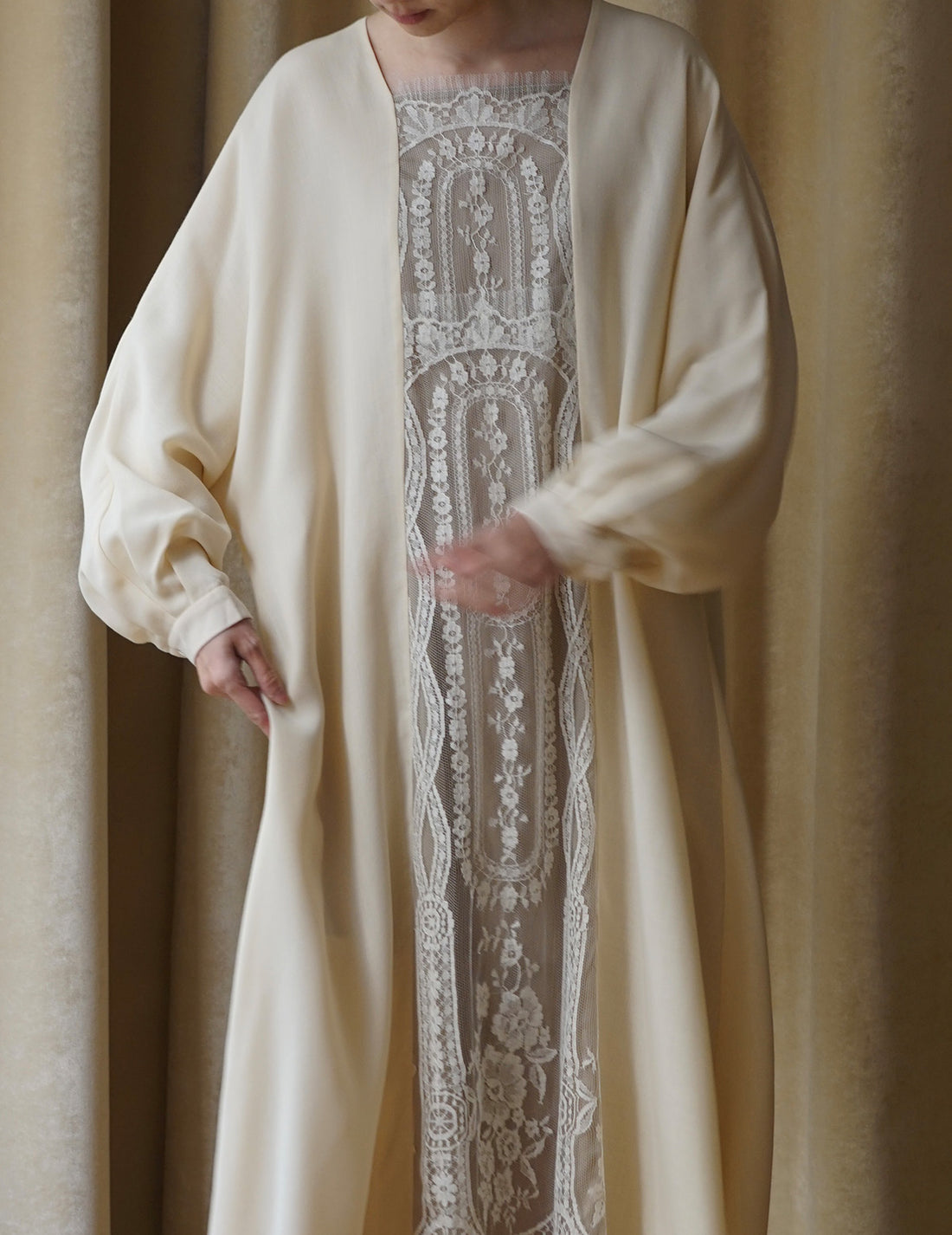 Garden lace dress．Beige