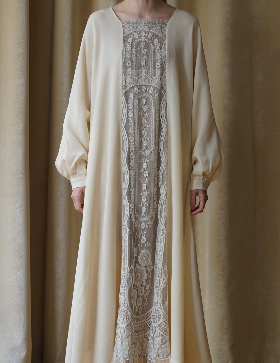 Garden lace dress．Beige