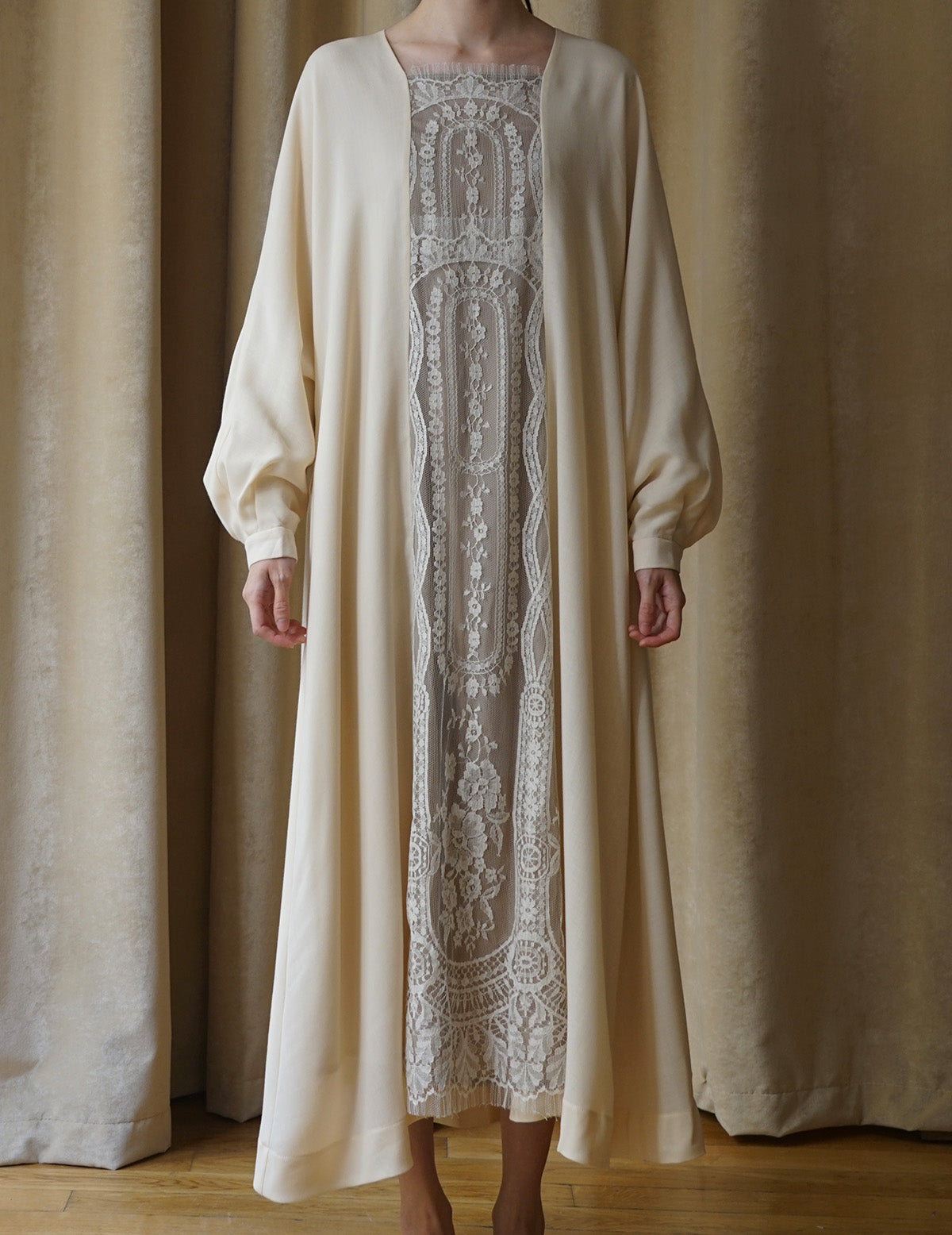 Garden lace dress．Beige