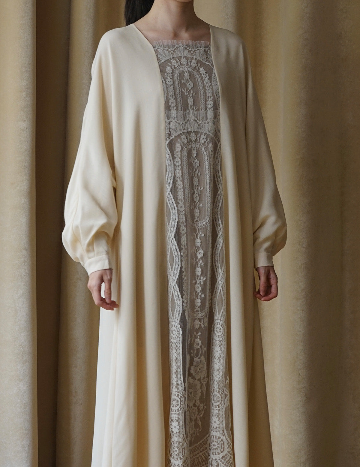 Garden lace dress．Beige