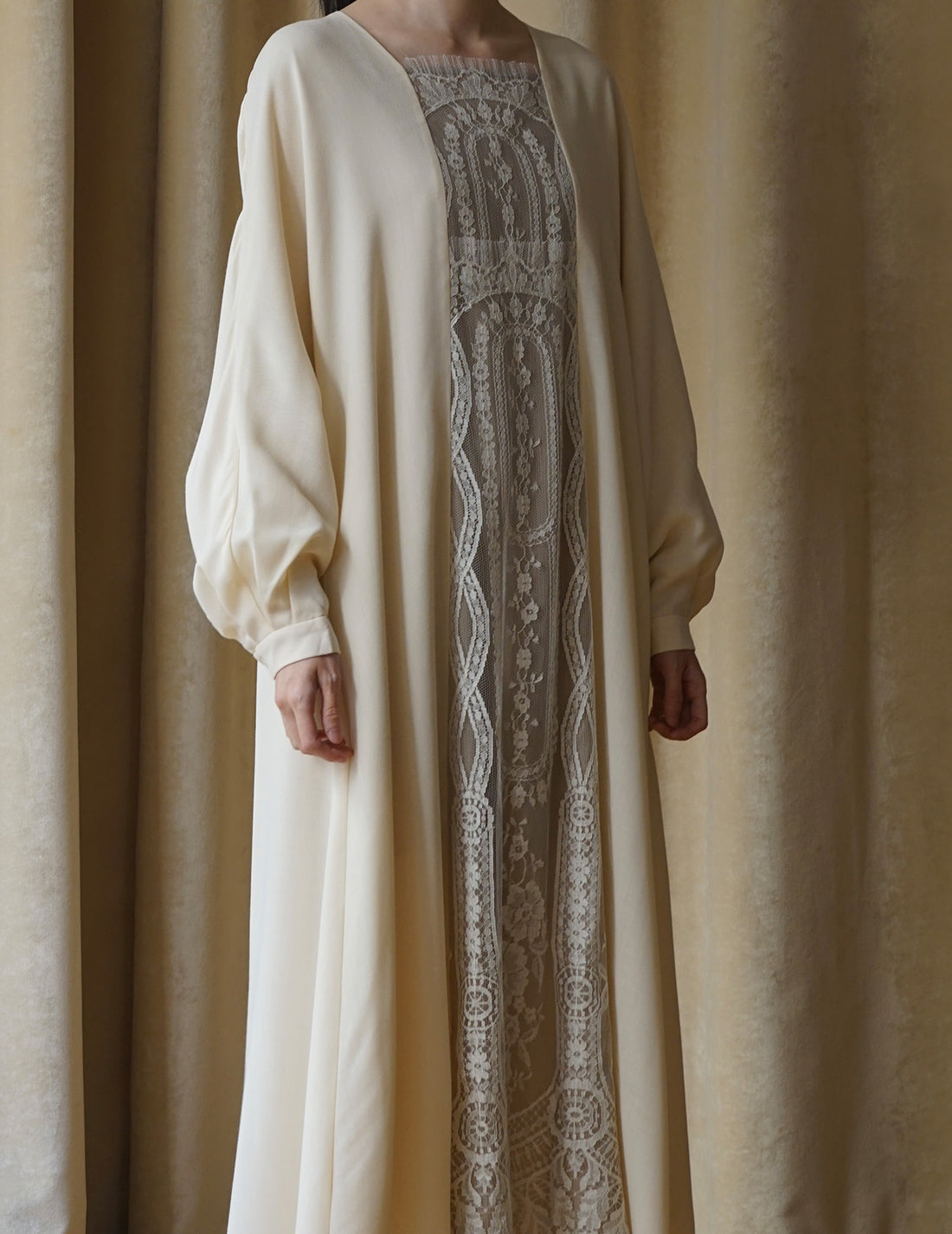 Garden lace dress．Beige