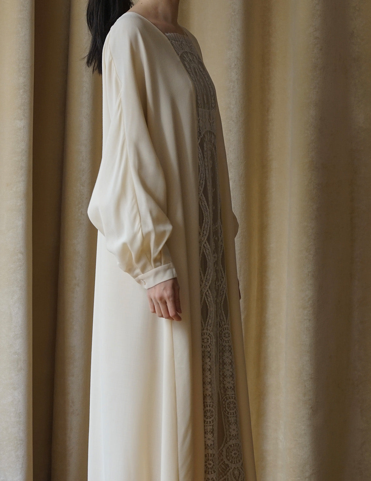 Garden lace dress．Beige