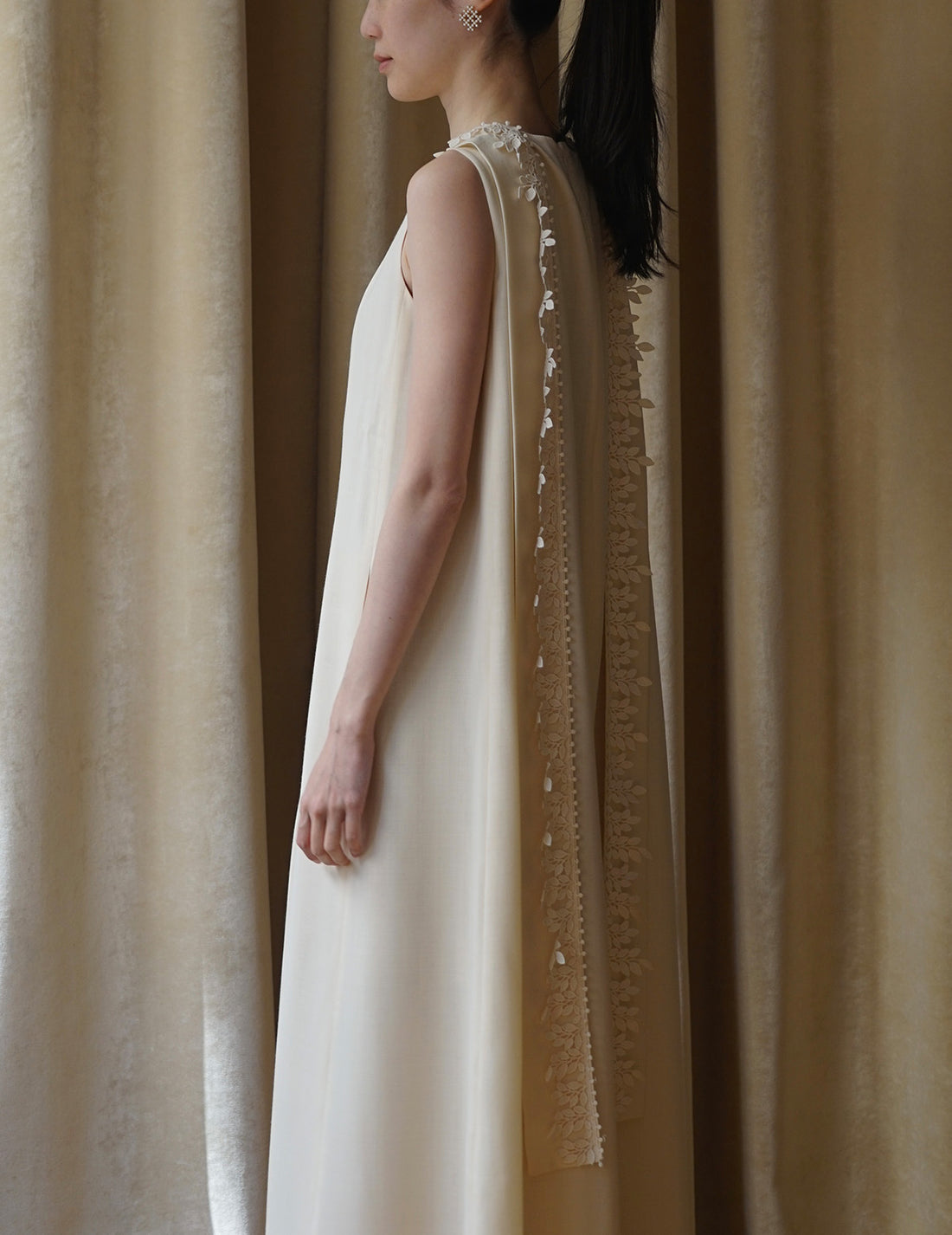 Sleeveless Vine dress．Beige