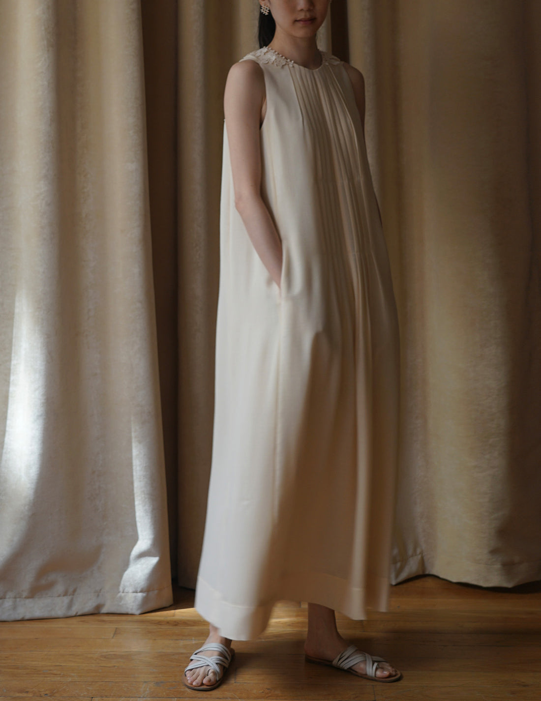 Sleeveless Vine dress．Beige