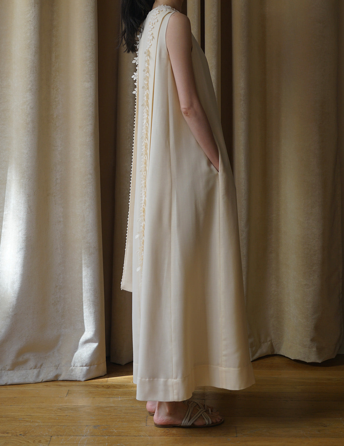 Sleeveless Vine dress．Beige