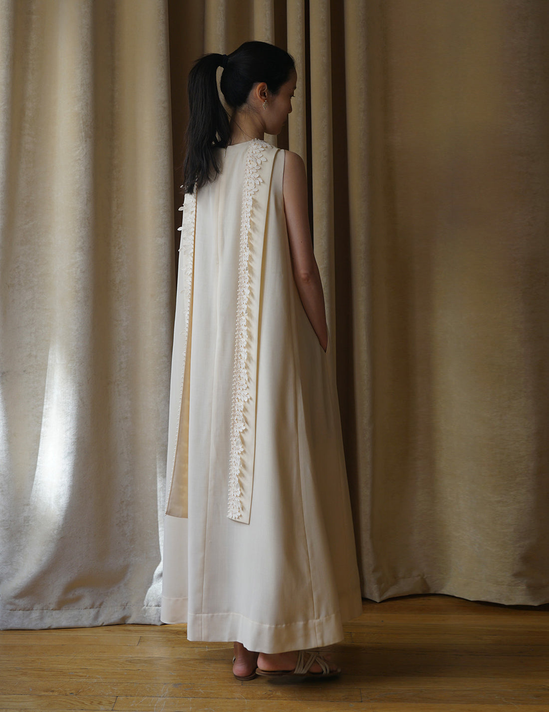 Sleeveless Vine dress．Beige
