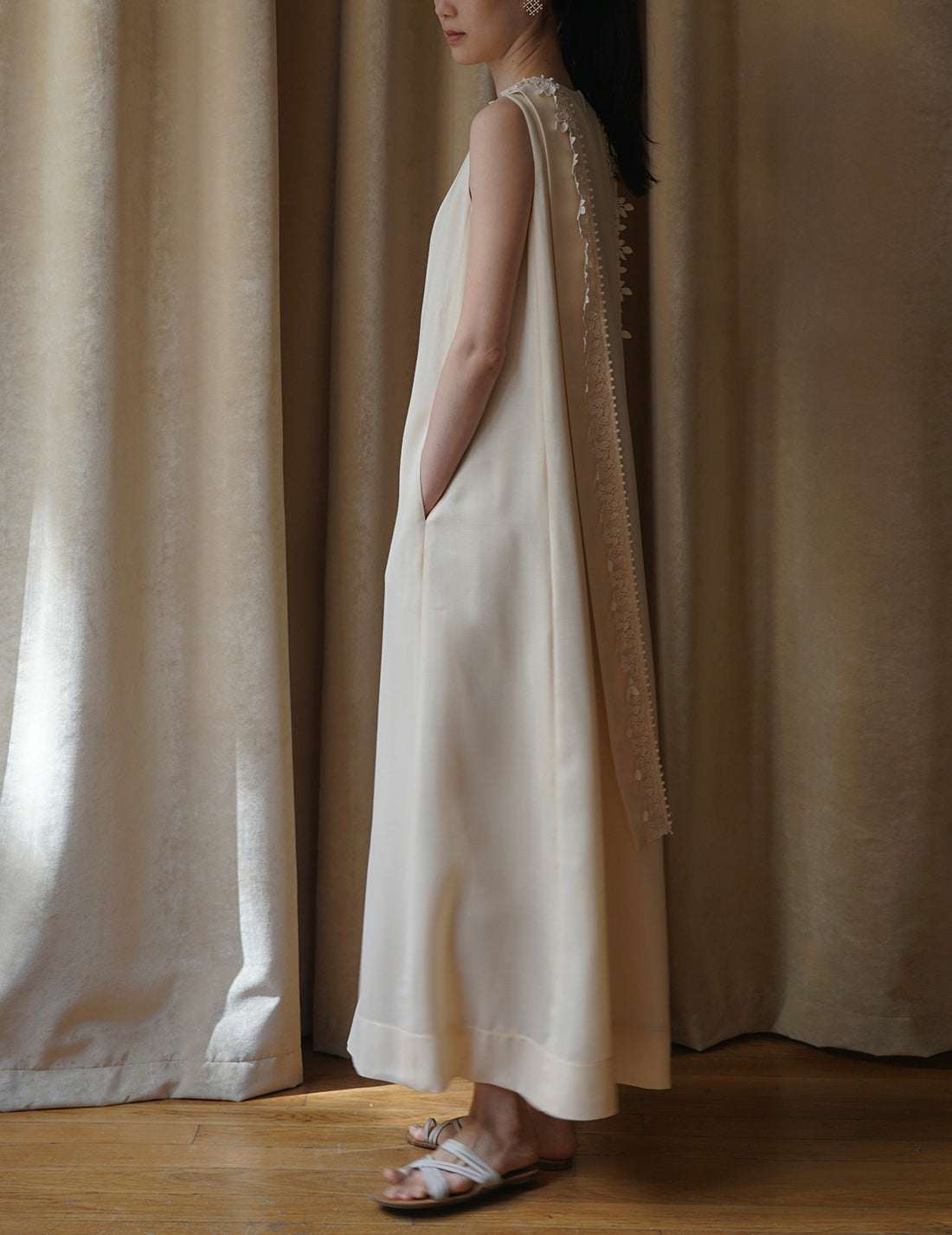Sleeveless Vine dress．Beige