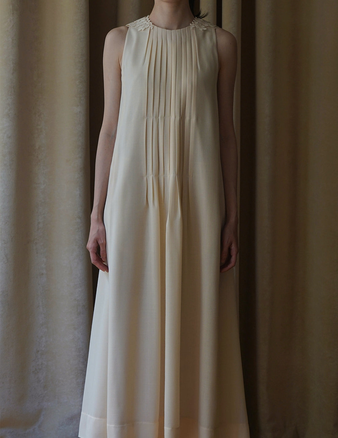 Sleeveless Vine dress．Beige