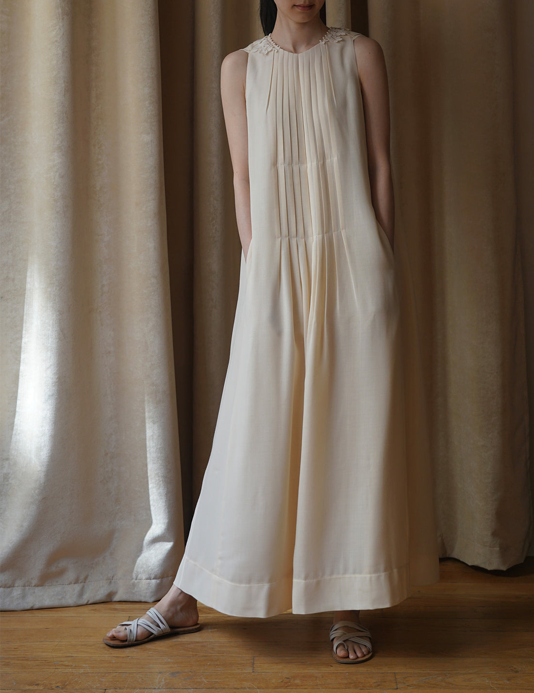 Sleeveless Vine dress．Beige