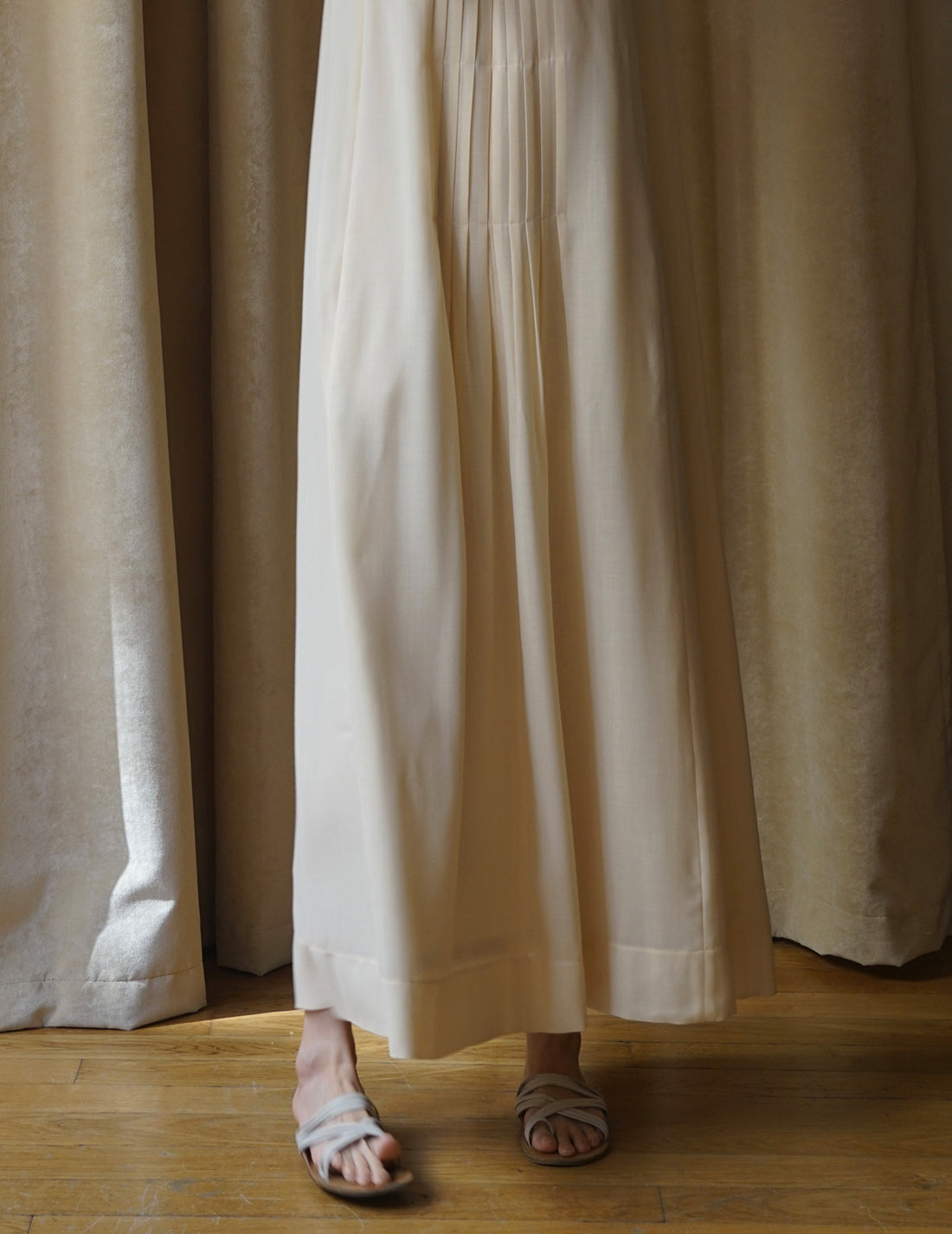 Sleeveless Vine dress．Beige