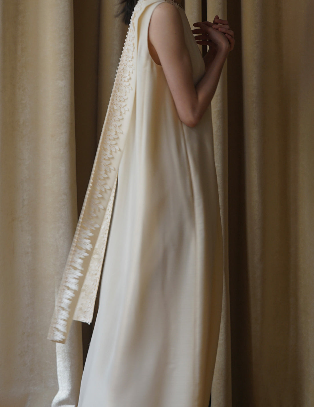 Sleeveless Vine dress．Beige