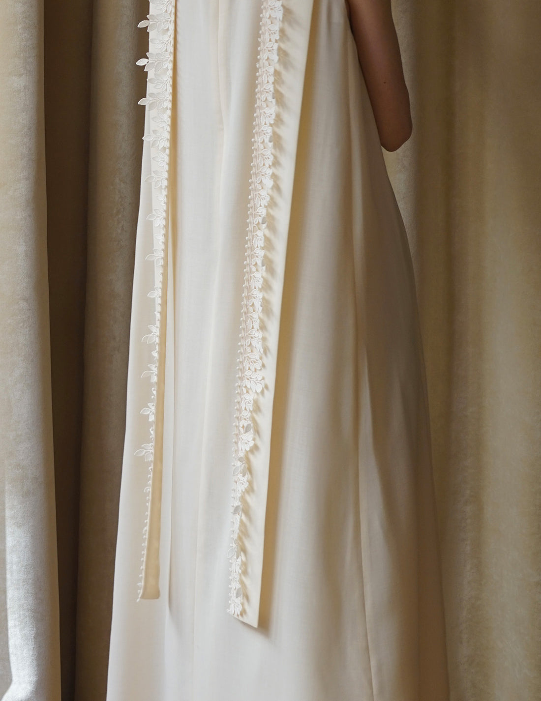 Sleeveless Vine dress．Beige