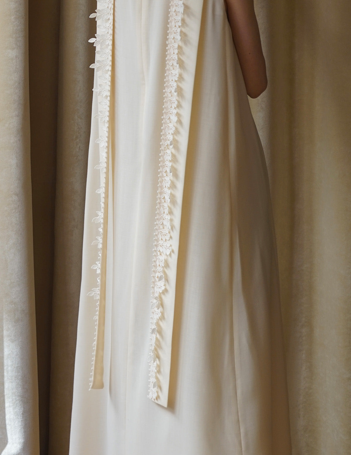 Sleeveless Vine dress．Beige