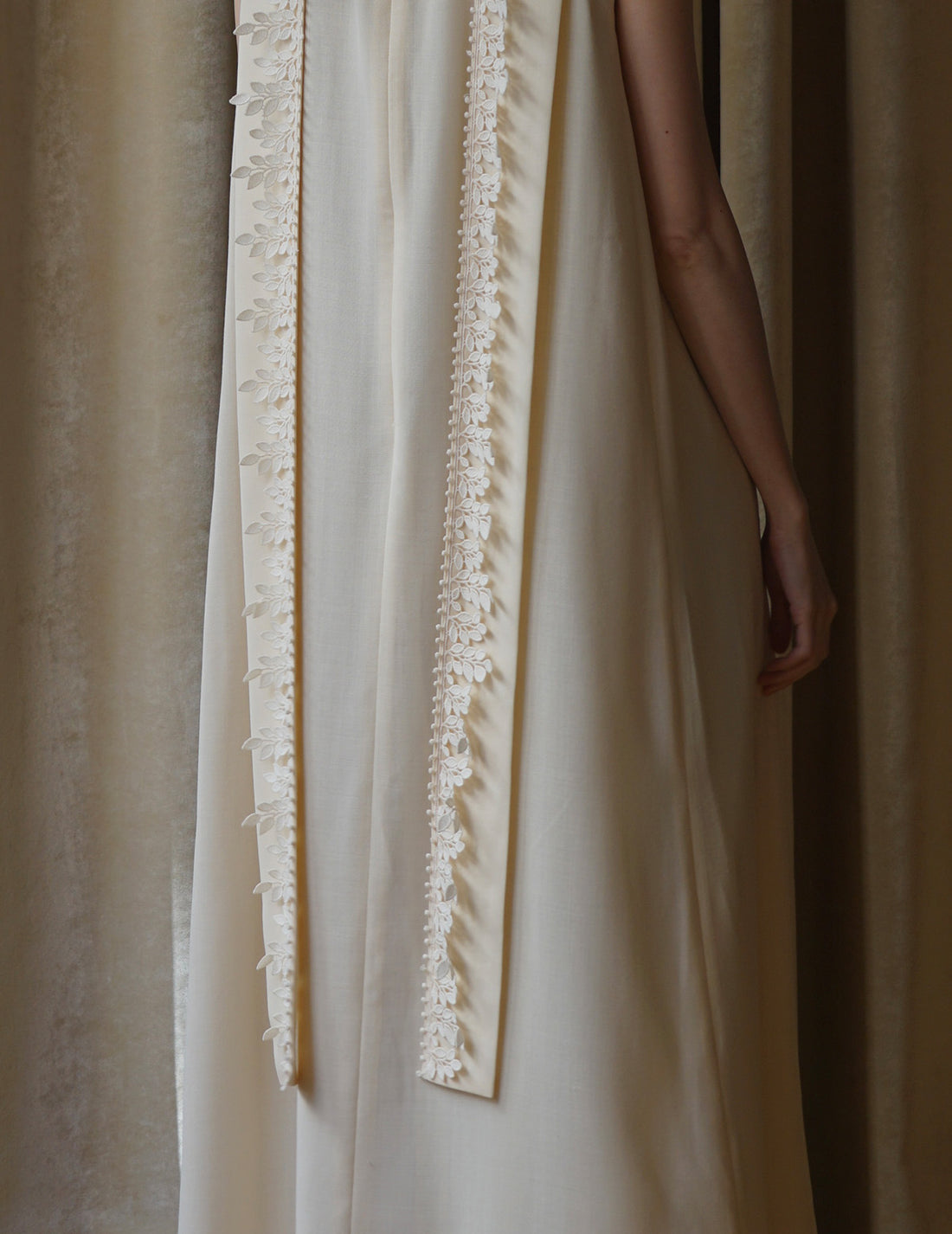 Sleeveless Vine dress．Beige