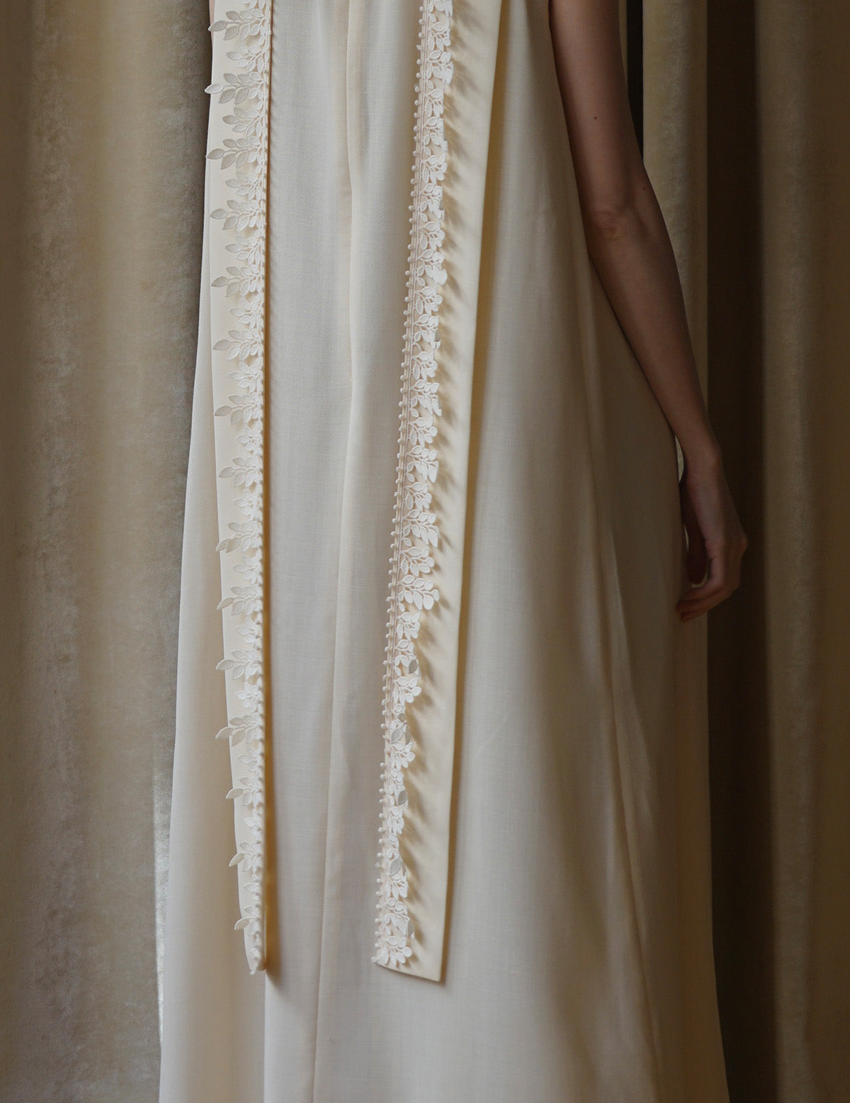 Sleeveless Vine dress．Beige