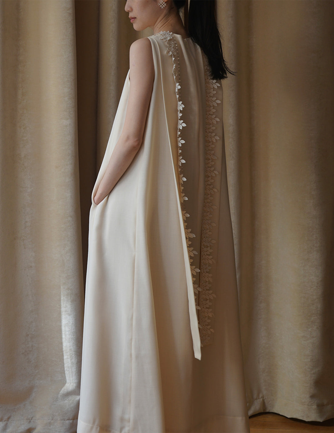 Sleeveless Vine dress．Beige