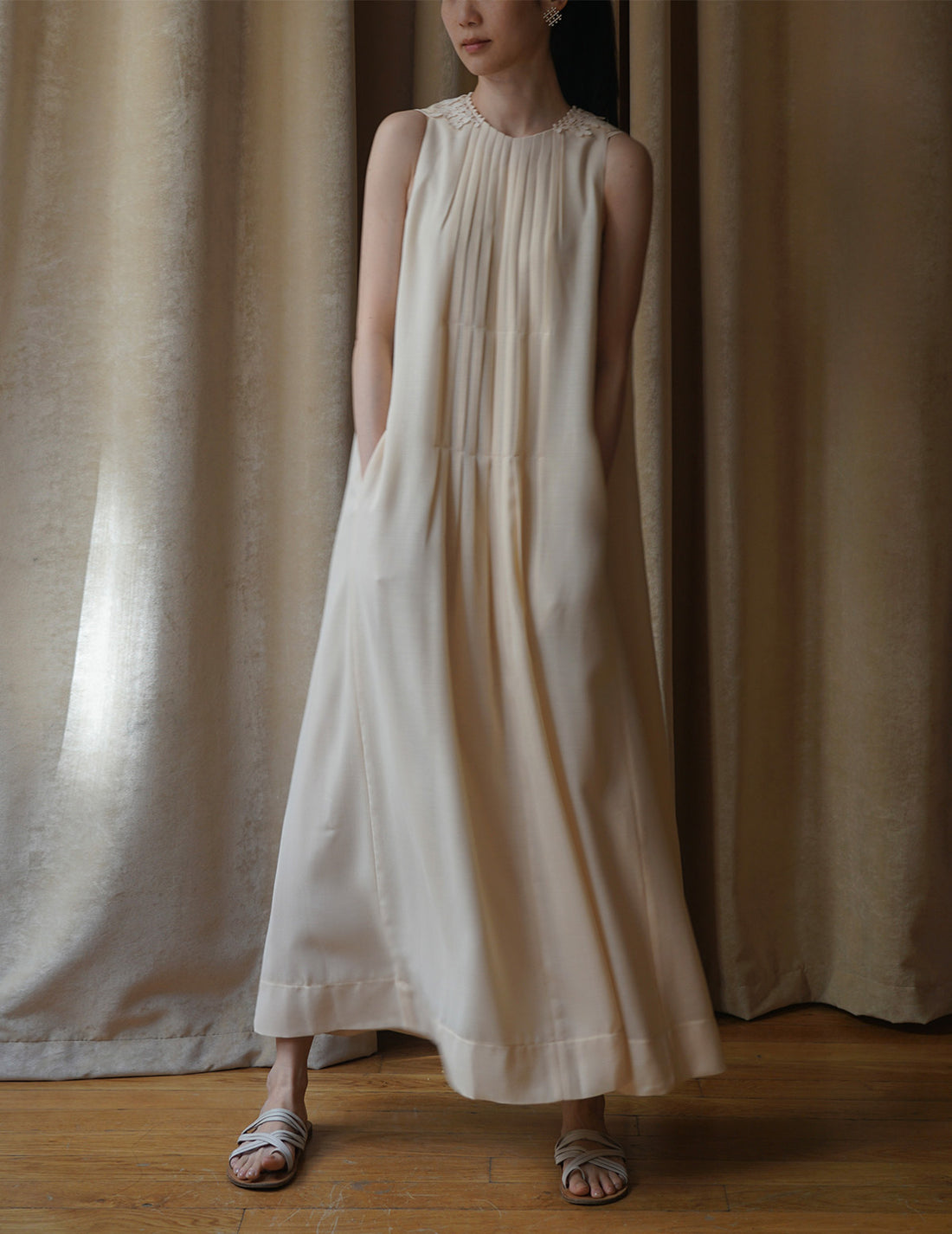 Sleeveless Vine dress．Beige