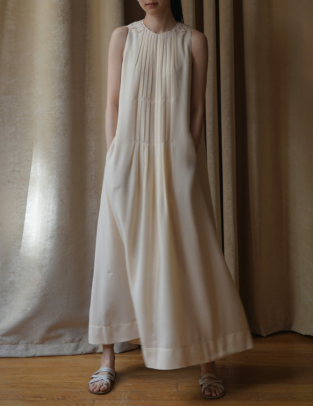 Sleeveless Vine dress．Beige