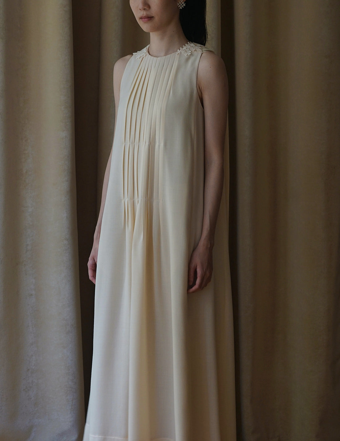 Sleeveless Vine dress．Beige