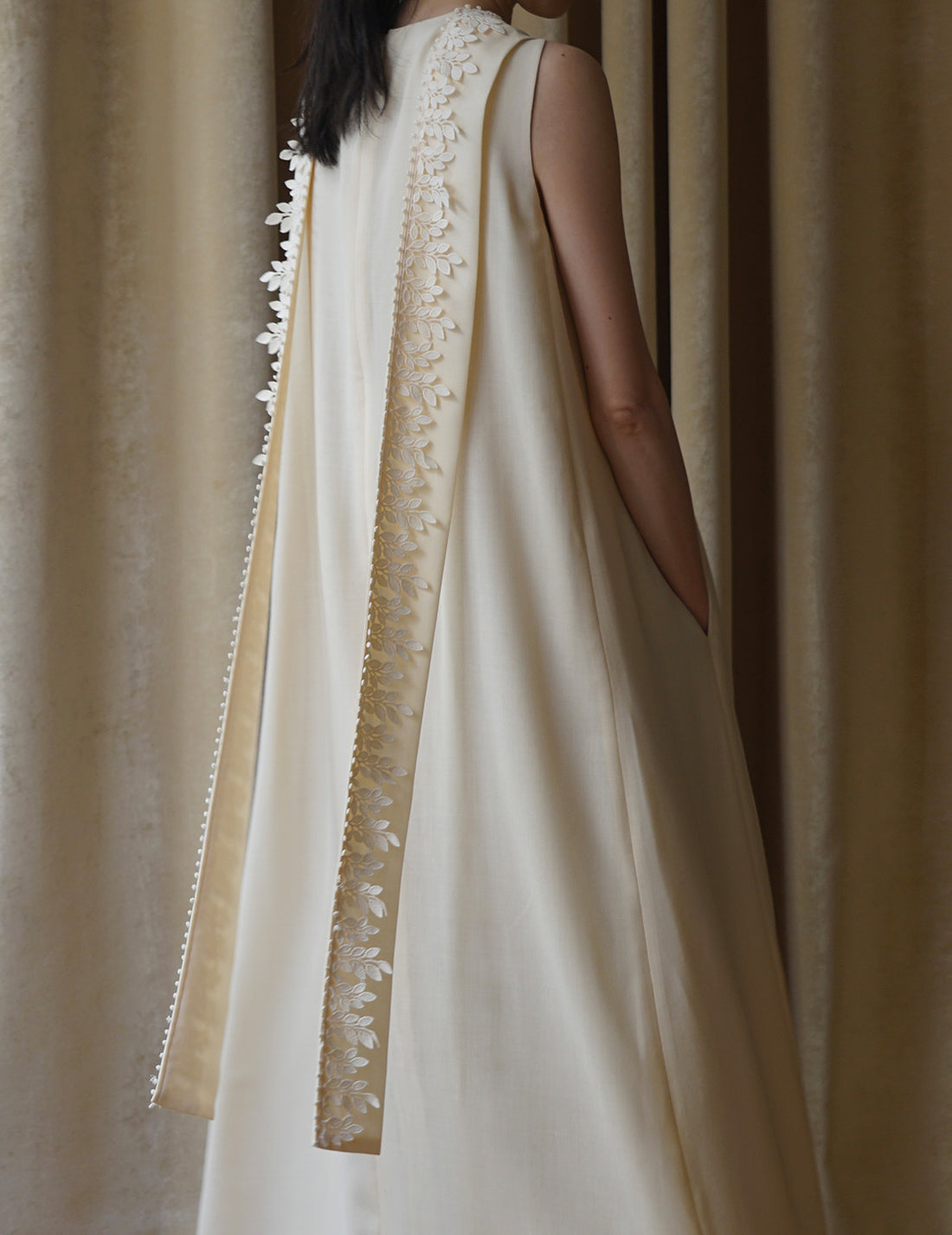 Sleeveless Vine dress．Beige