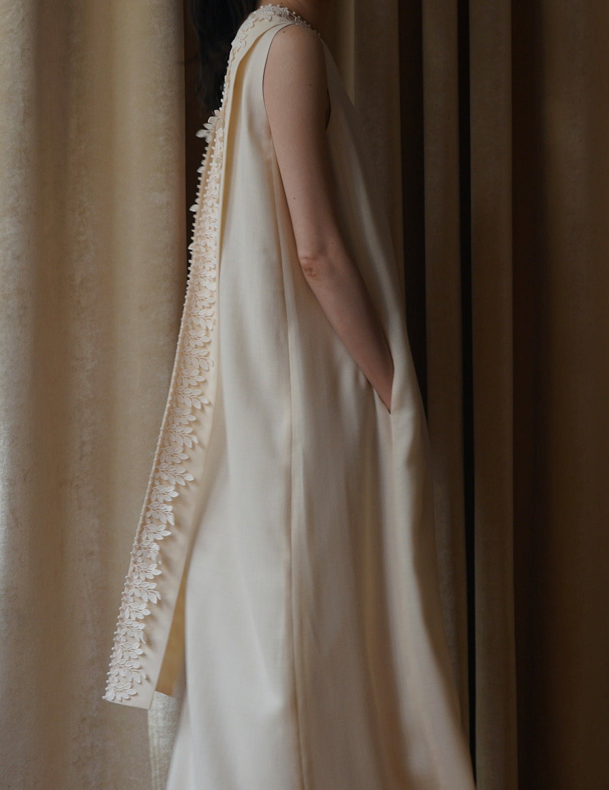 Sleeveless Vine dress．Beige