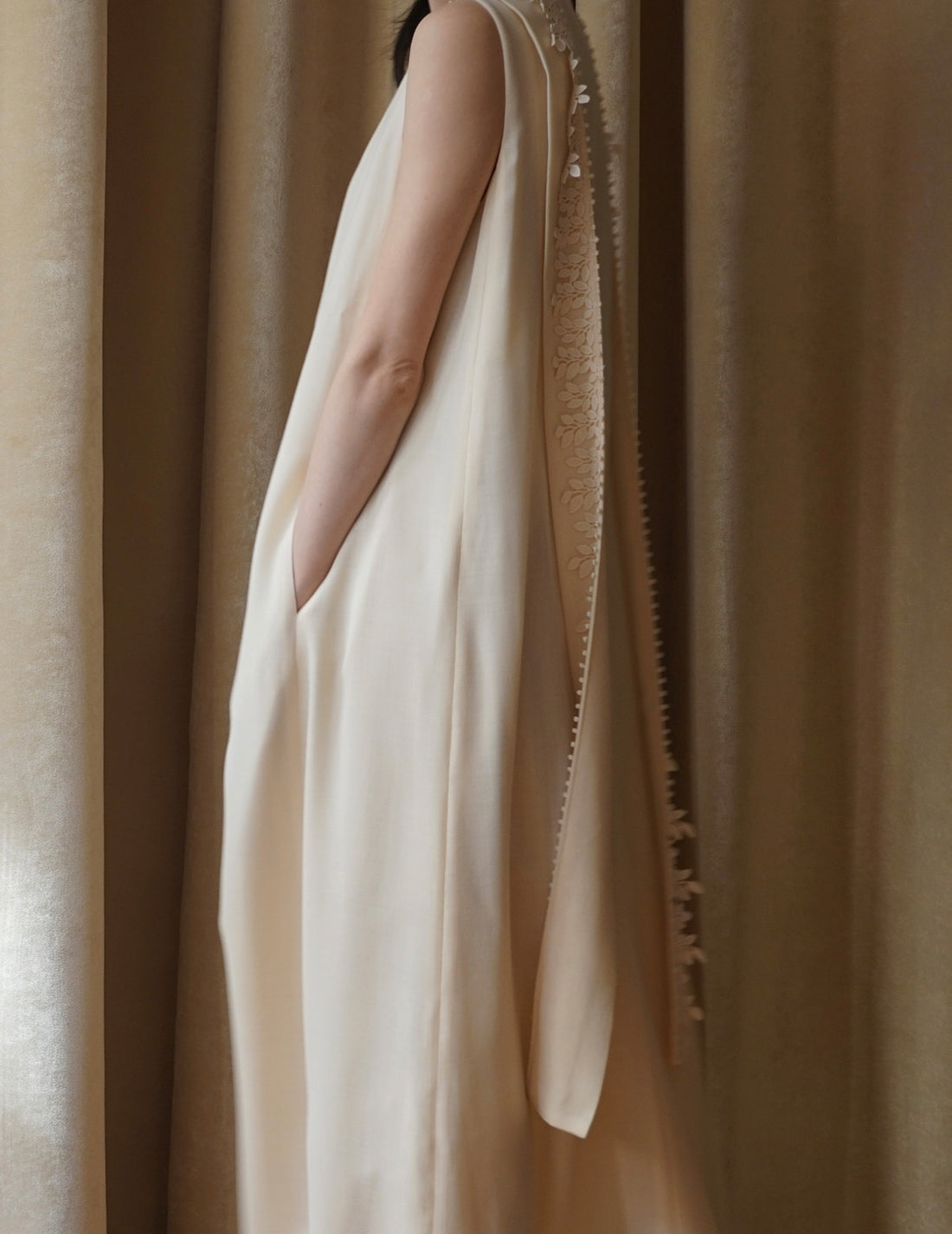 Sleeveless Vine dress．Beige