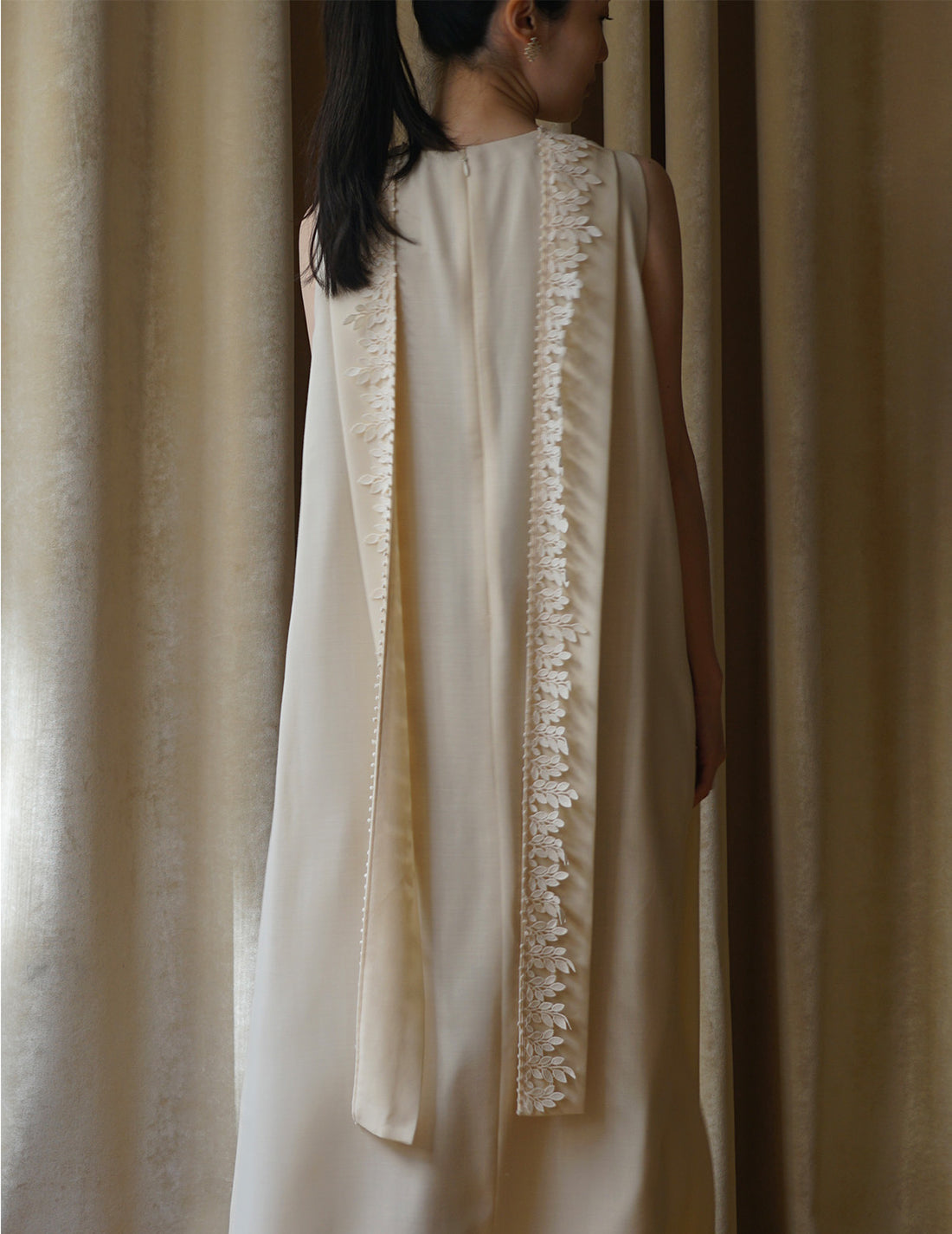 Sleeveless Vine dress．Beige