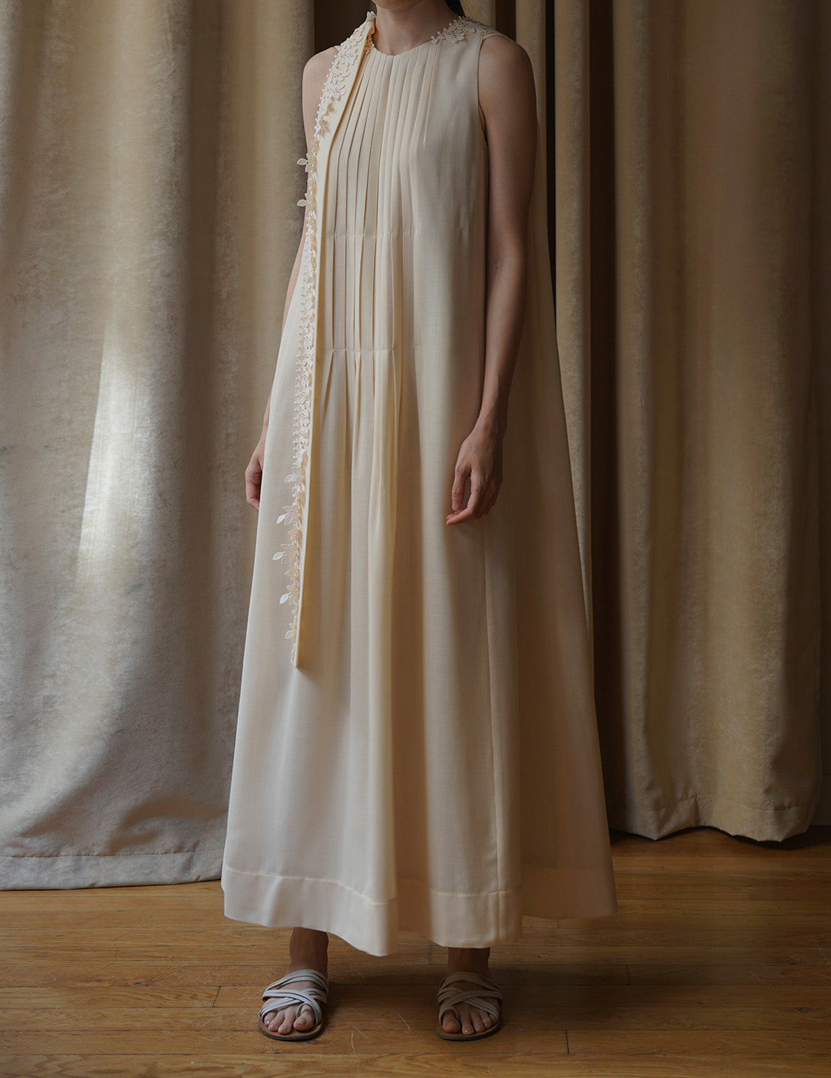 Sleeveless Vine dress．Beige