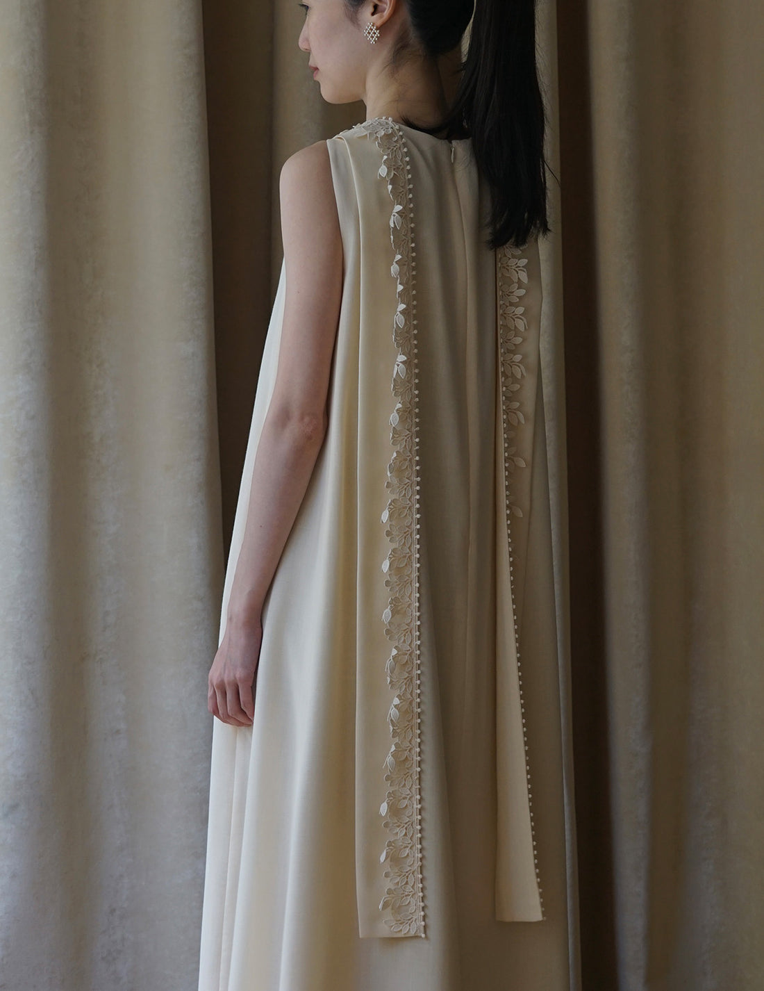 Sleeveless Vine dress．Beige