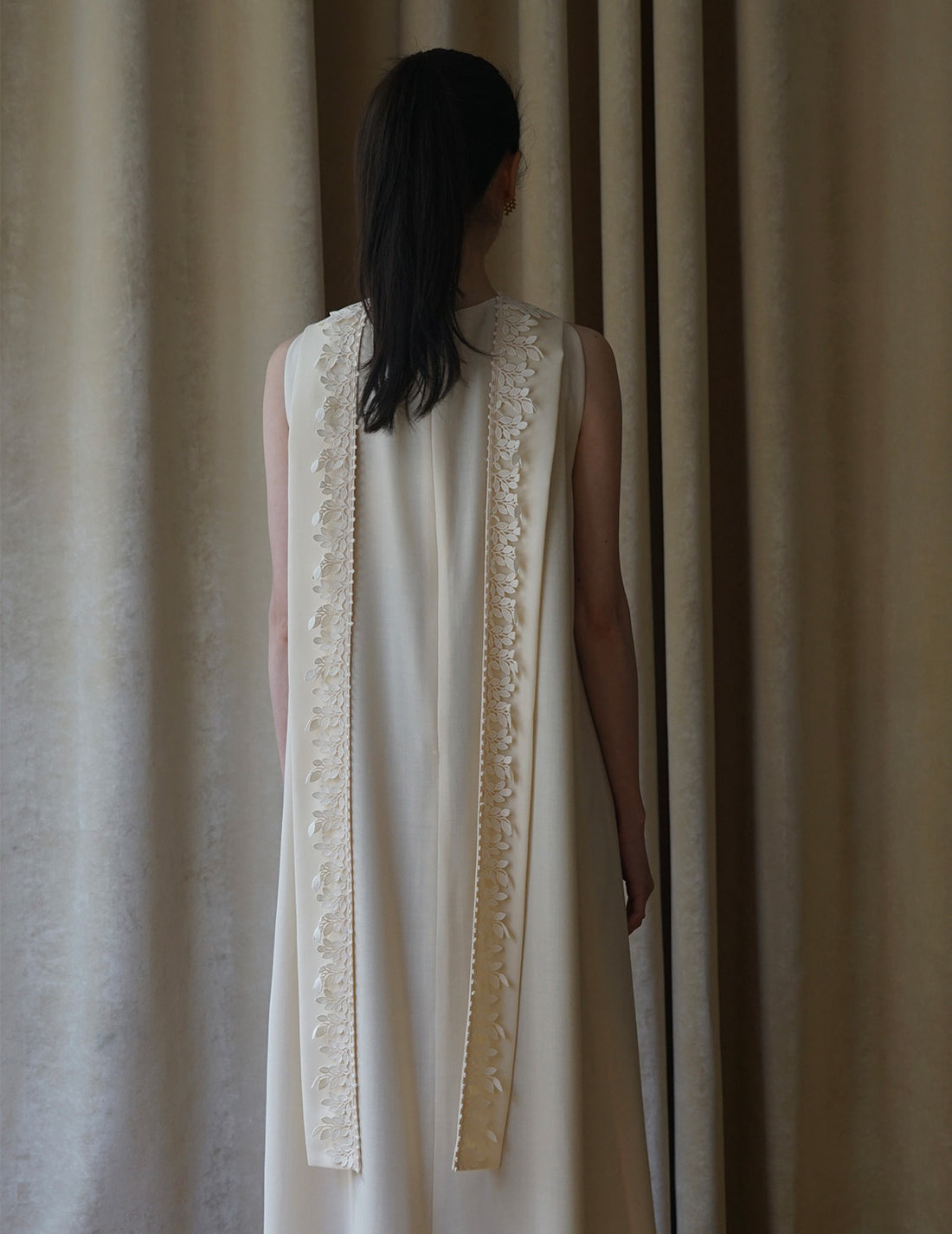 Sleeveless Vine dress．Beige