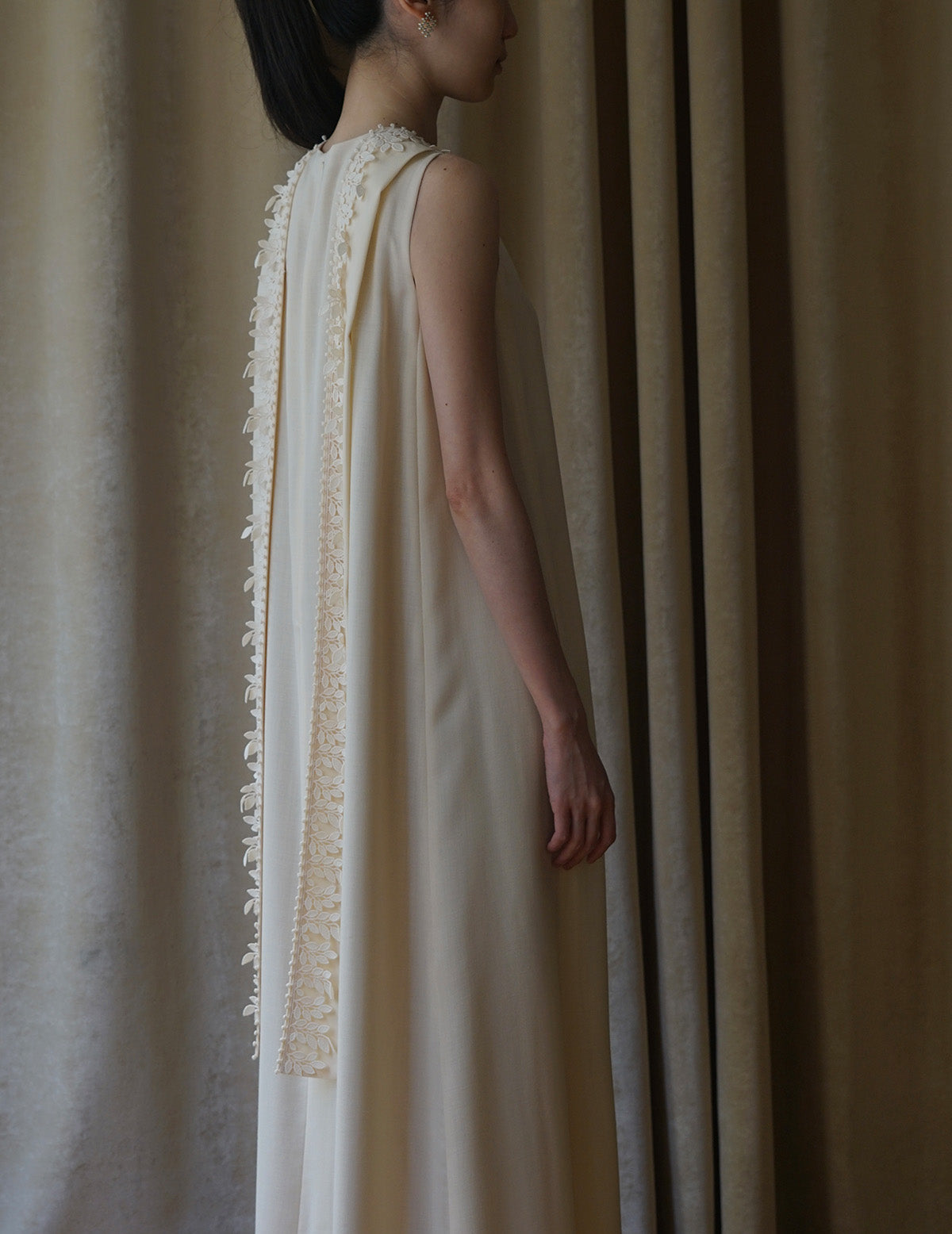 Sleeveless Vine dress．Beige