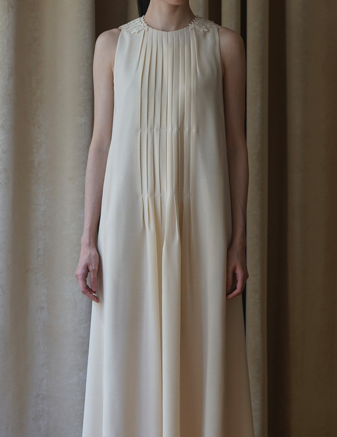 Sleeveless Vine dress．Beige