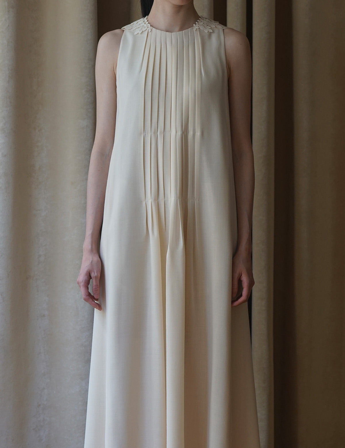 Sleeveless Vine dress．Beige