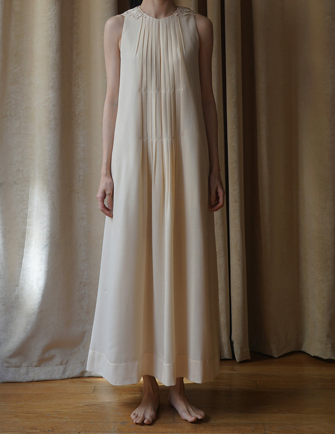 Sleeveless Vine dress．Beige