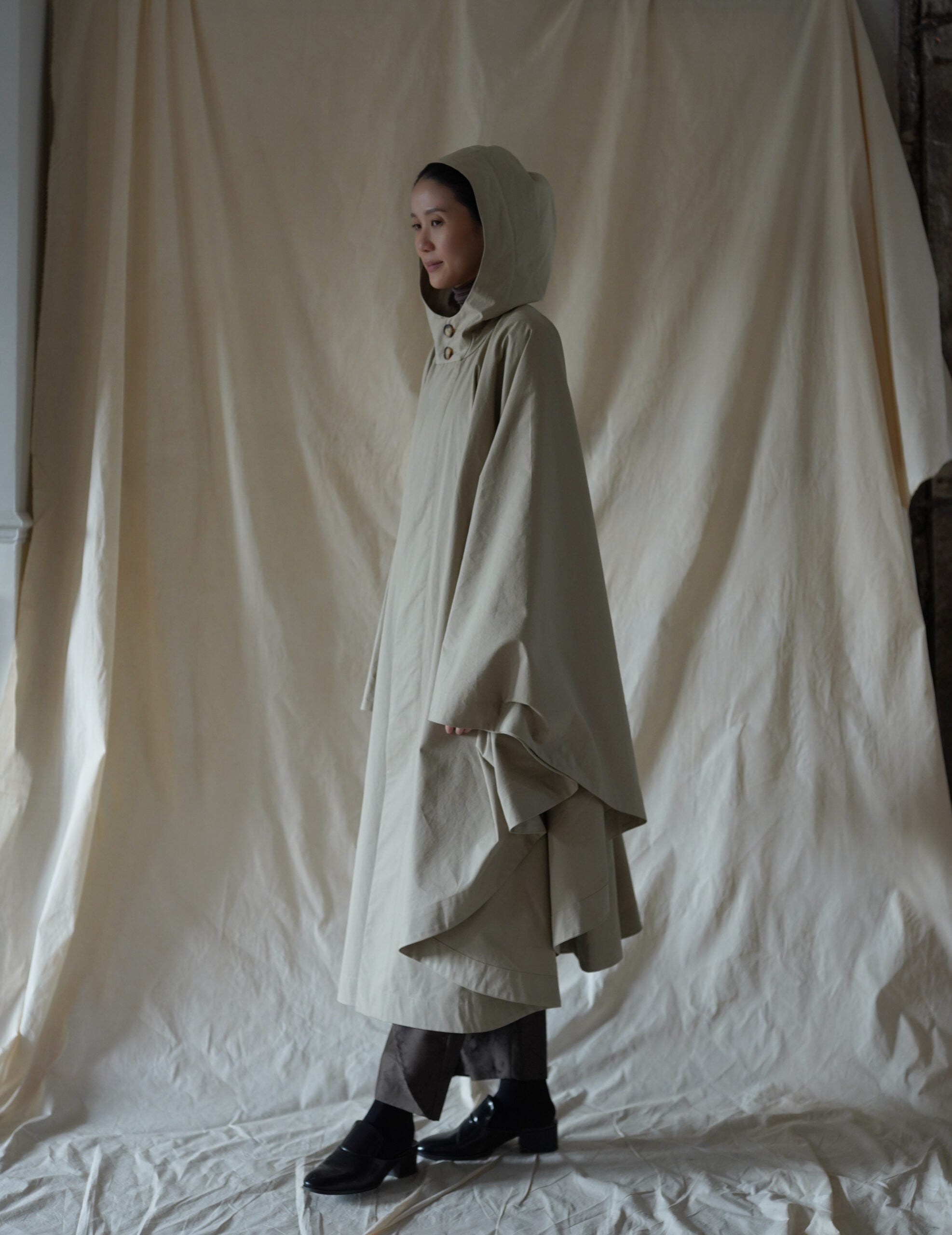 Odin 防潑水連帽斗篷・米色
