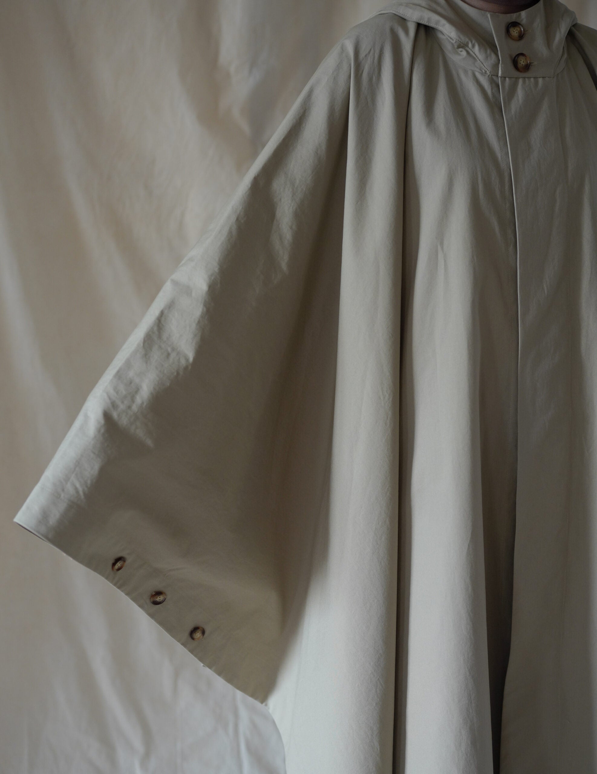 Odin 防潑水連帽斗篷・米色