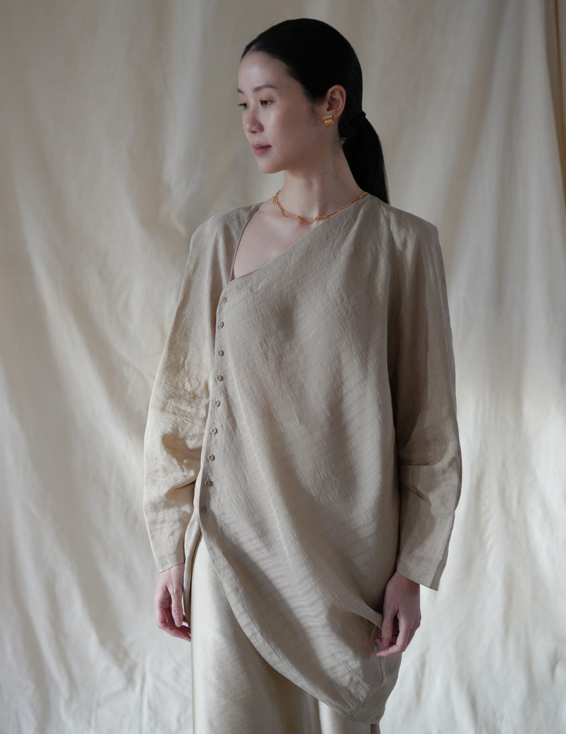 ELOISE 提花不對稱襯衫・米色