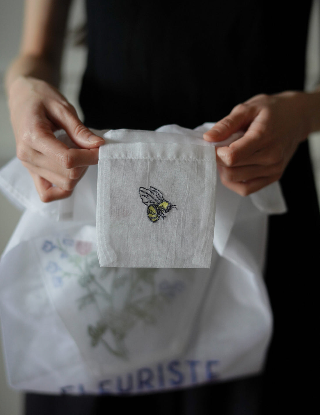 小紅花刺繡歐根紗手袋