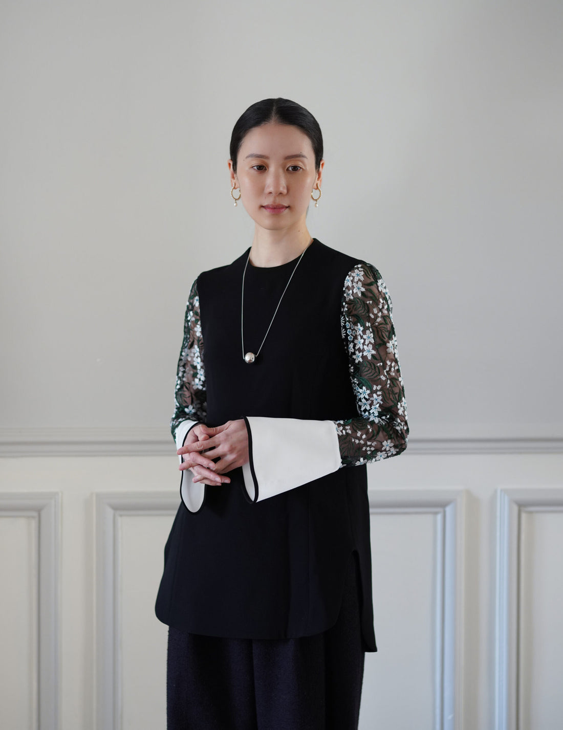 花卉蕾絲袖上衣・黑色